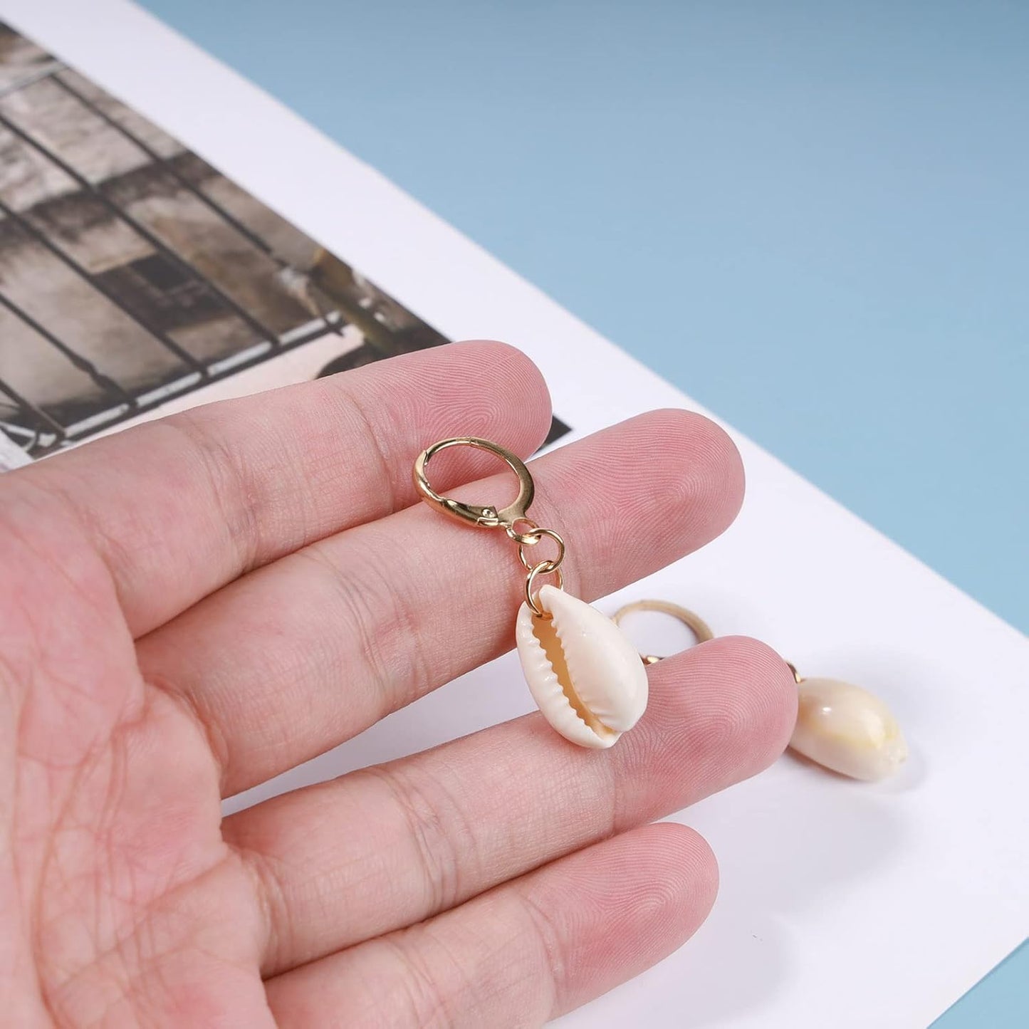 Natural Cowrie Shell Earrings Gold Boho Dangle Shell Drop Pendant Wedding Earrings Summer Beach Earrings Bridal Jewelry Gifts for Women and Girls