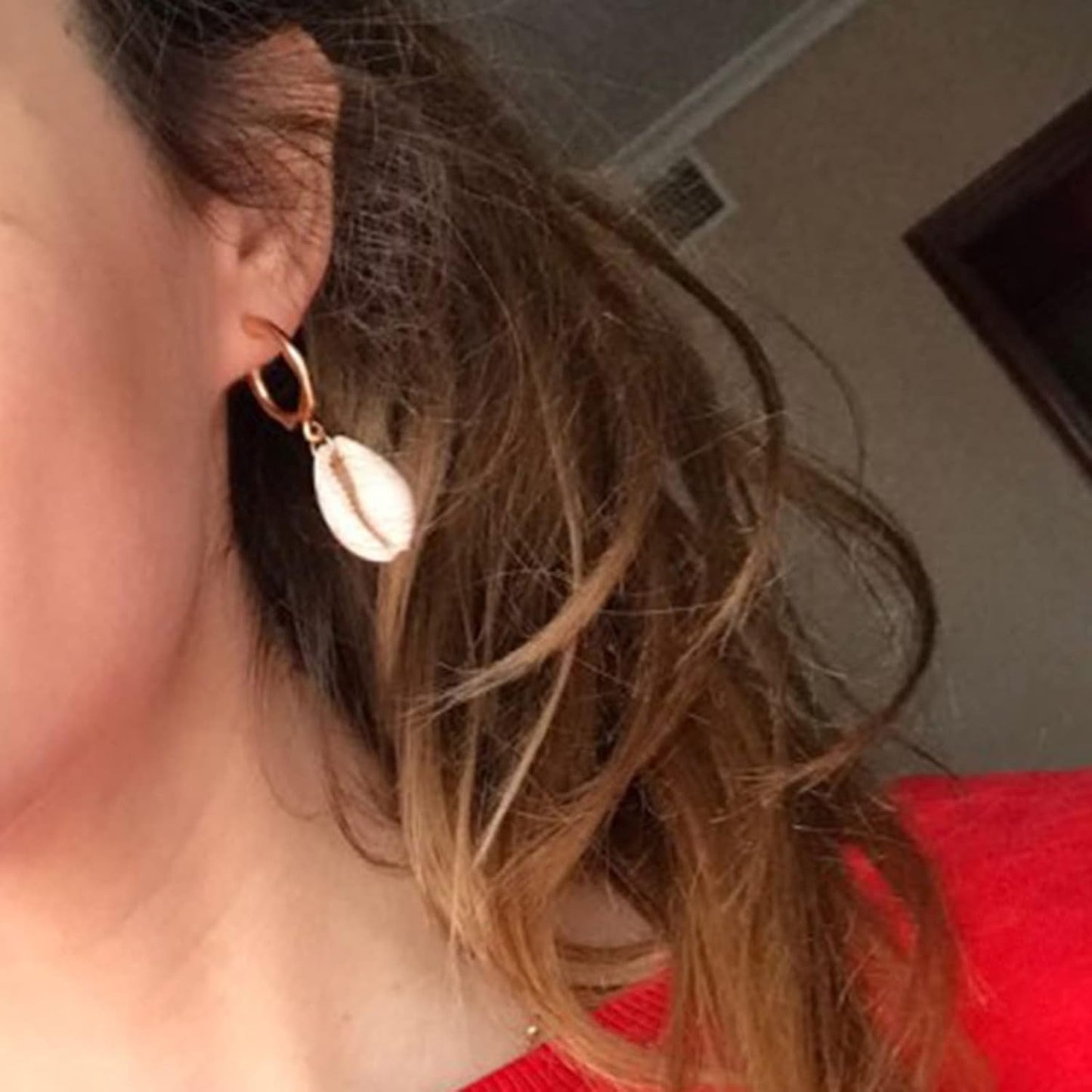 Natural Cowrie Shell Earrings Gold Boho Dangle Shell Drop Pendant Wedding Earrings Summer Beach Earrings Bridal Jewelry Gifts for Women and Girls